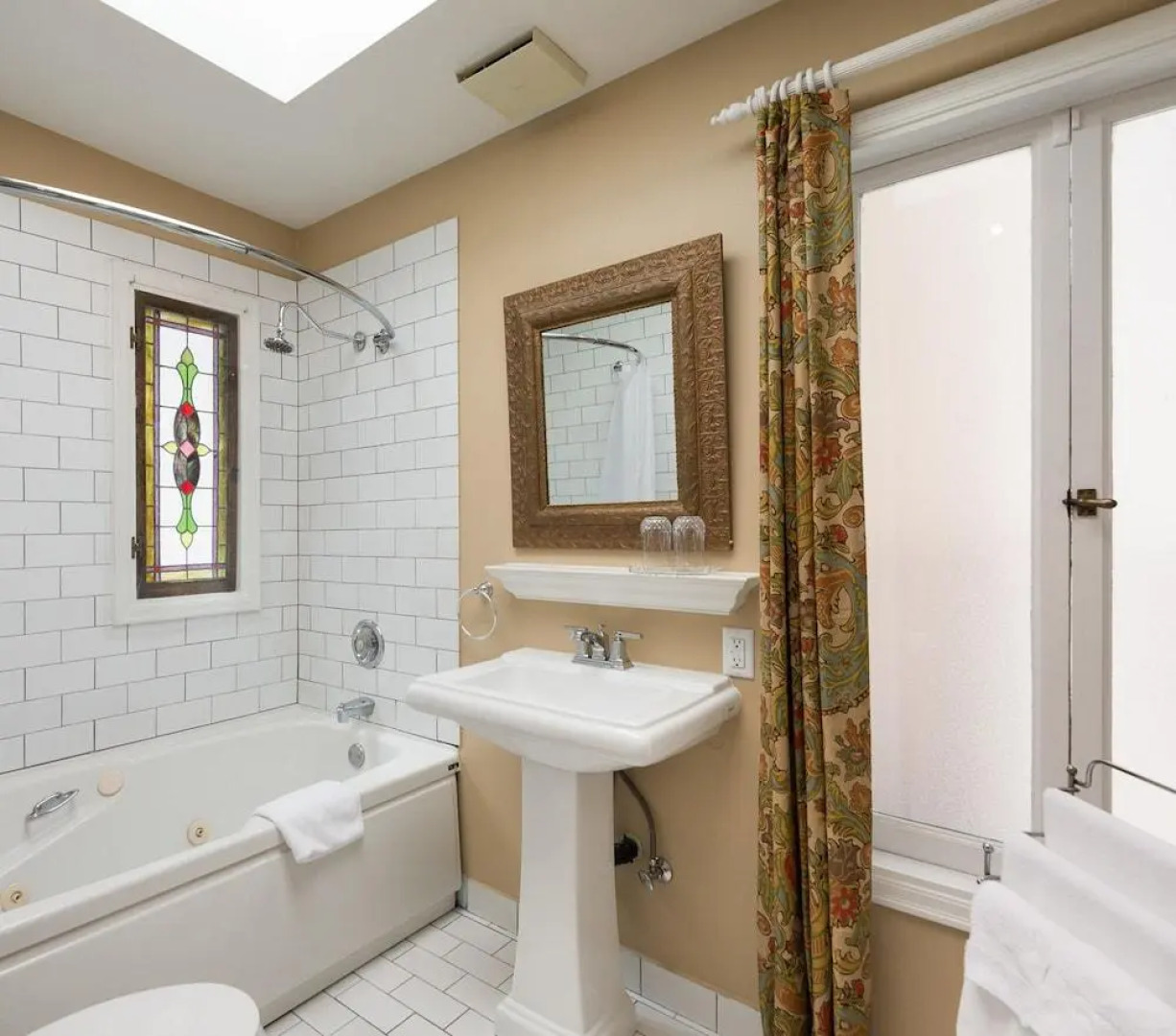 English Bay Inn Bed and Breakfast