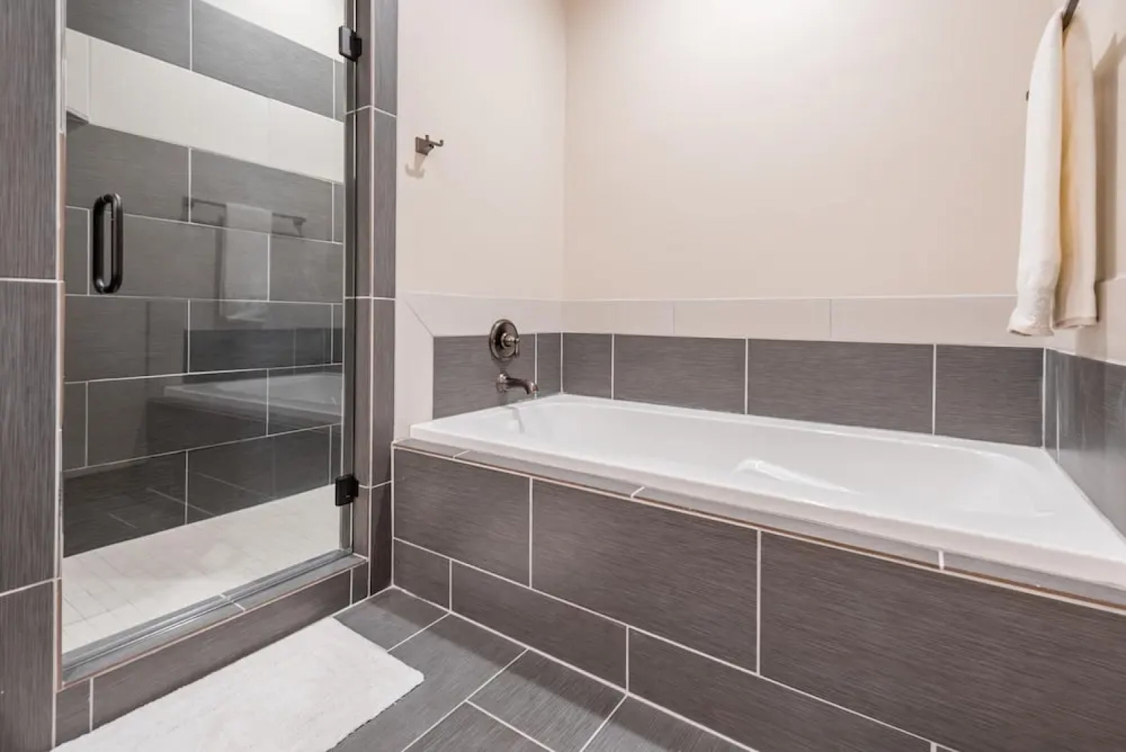 Floor to Ceiling Lake Views - Perfect Family Getaway