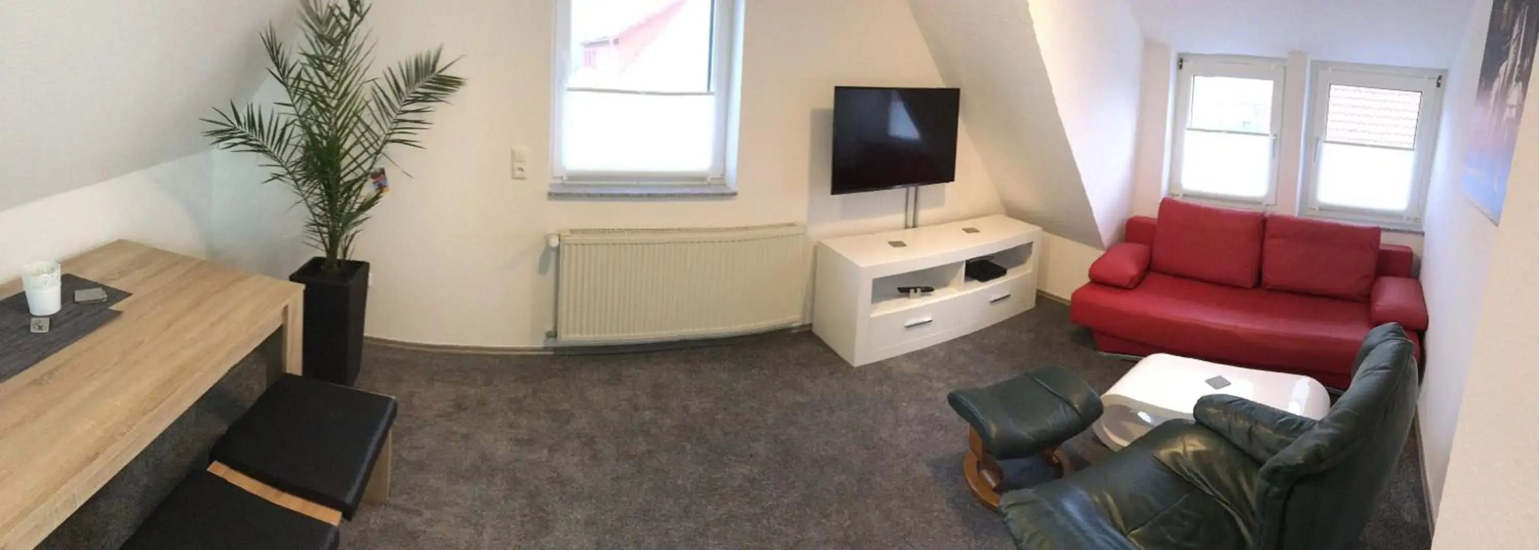 Ferienwohnung „Im Kleinen Löök“ - DG - 2 Zimmer - Balkon - Boxspringbett - 2 TV