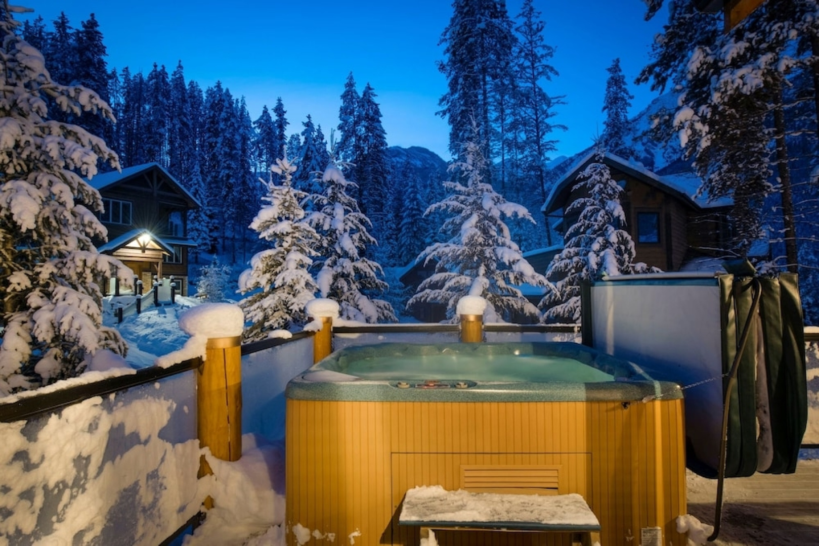 MODERN 4,500 sqft Ski Chalet: 5 Br + 6 Ba | Pool Table | Pool + PRIVATE Hot Tub
