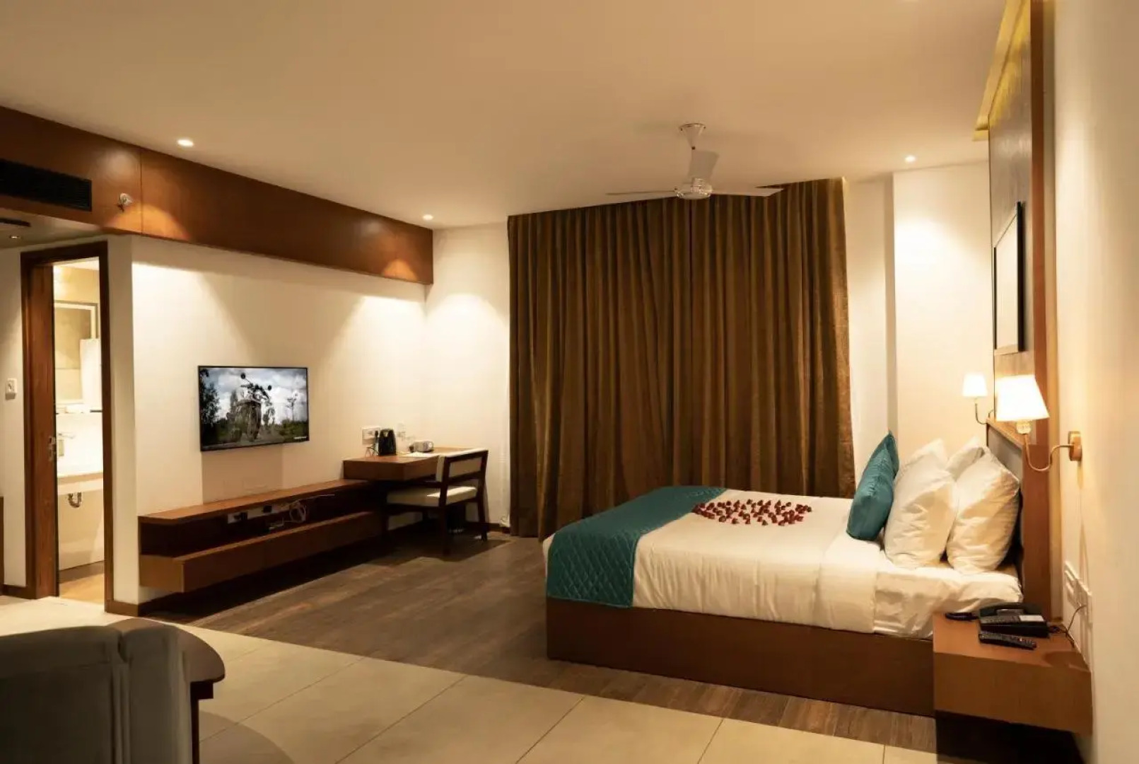 OYO Premium East Nada