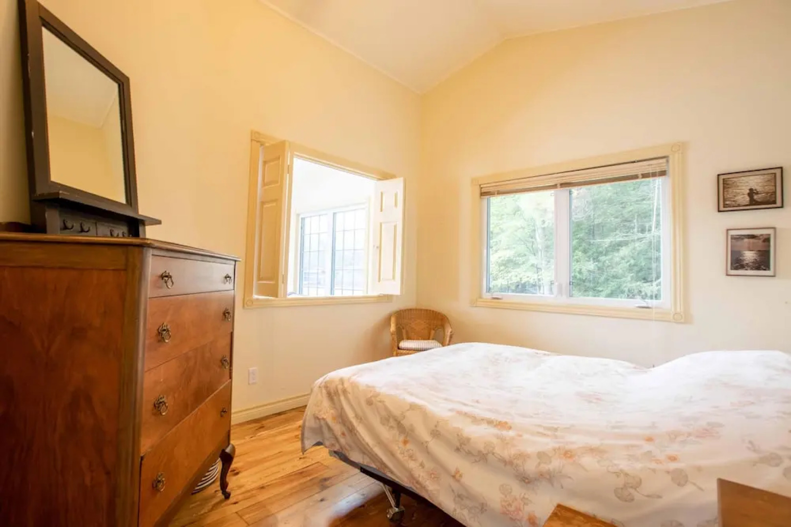 Wildflower Cottage A Fantastic boat access family cottage with a spectacular 500' of waterfront!