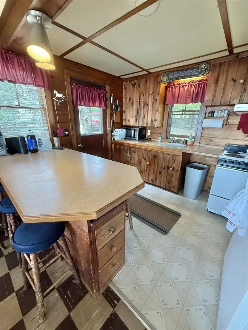 Paradise Point Limit 10 4 Bedroom Cottage by RedAwning