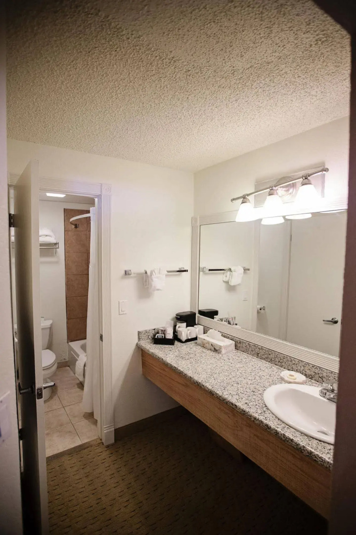 Twin Peaks Lodge & Hot Springs