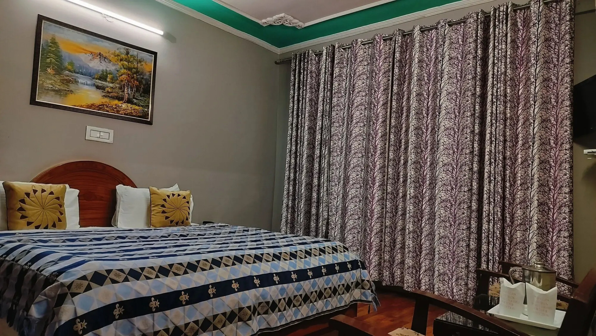 Hotel Snow Crest Inn