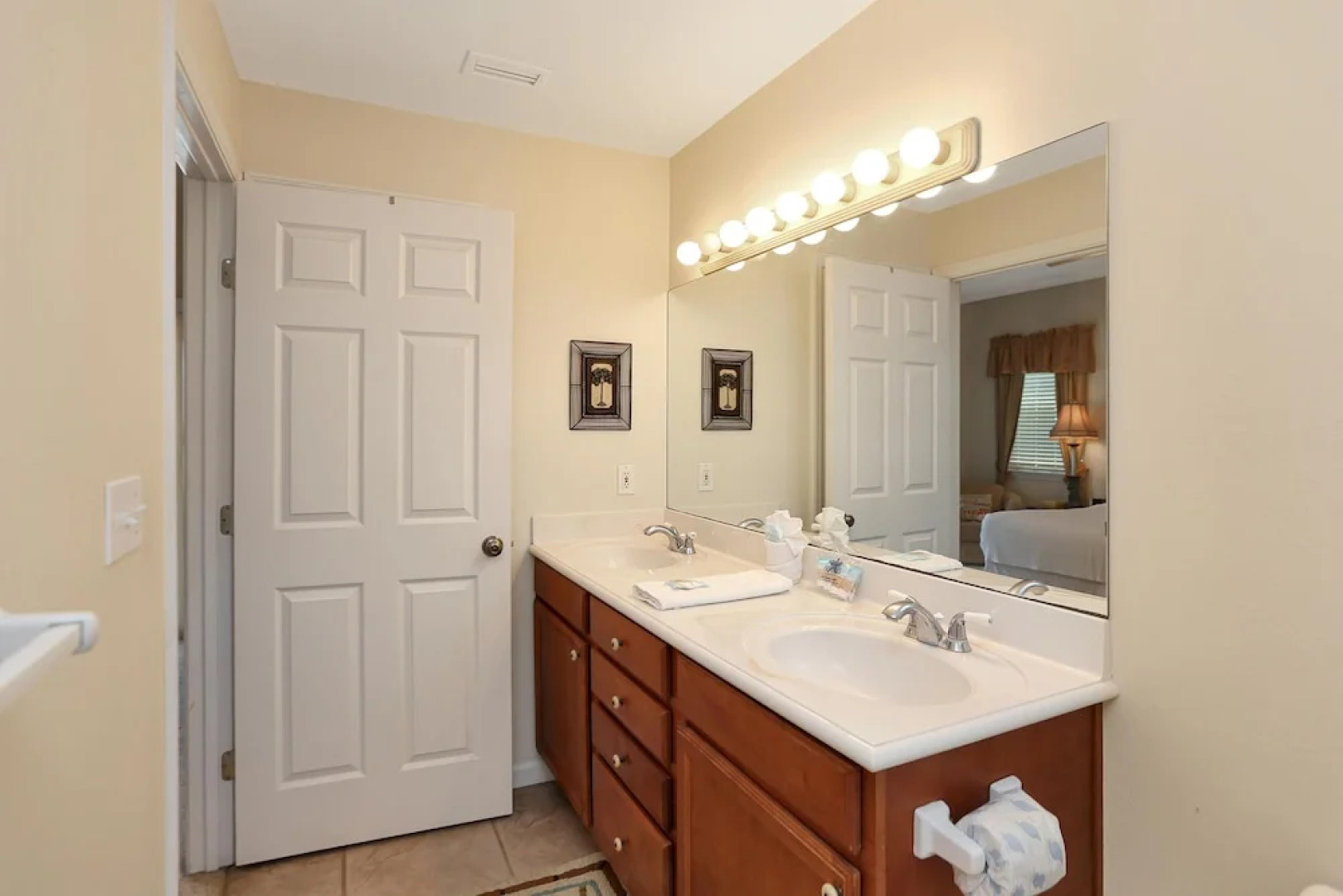 Yellow Bird Apartment