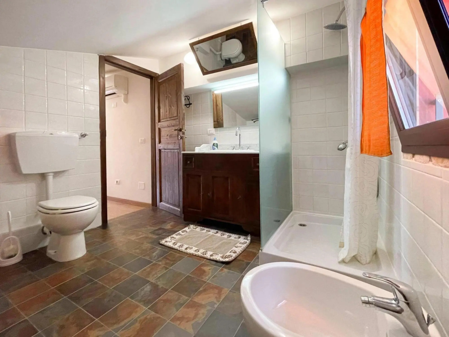 Attractive holiday home in Urbania with bubble bath