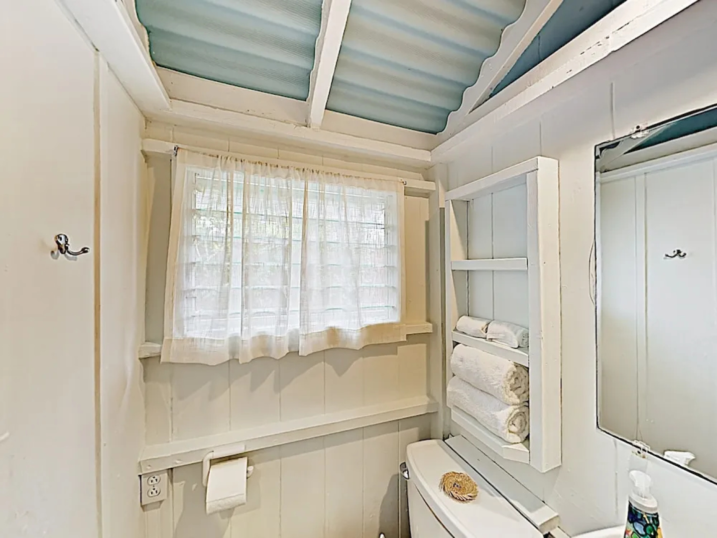 New Listing! Ohana Studio - Steps to Lanikai Beach cabin
