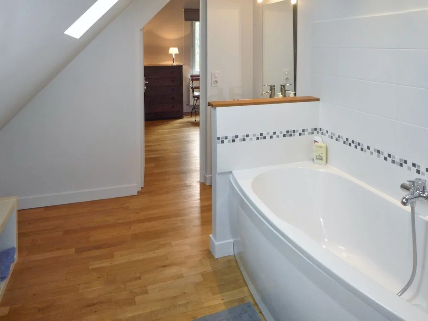 Beautiful Poissy Family Home With 5 Bedrooms, Large Garden and own Pon