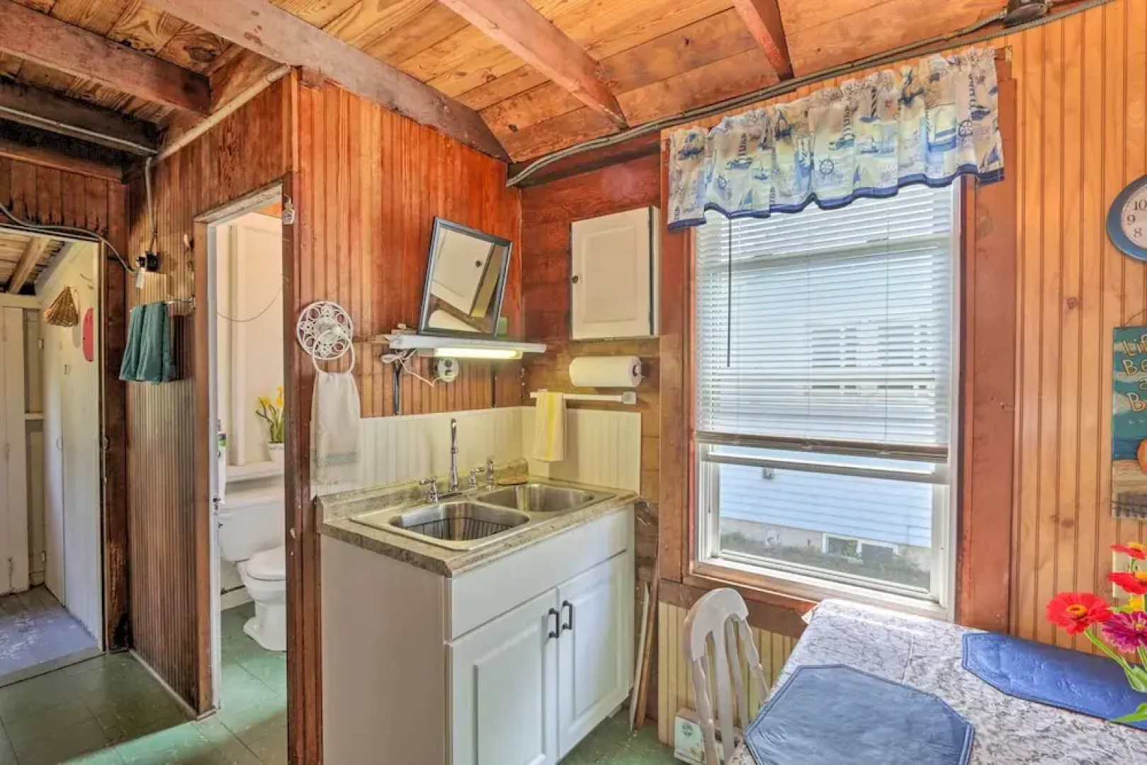 'grandma's Cottage' w/ Sunroom: Walk to Beach
