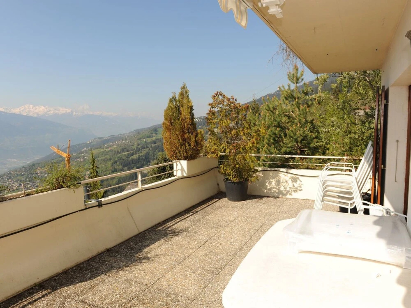 Beautifully Situated House With a View of the Mountain World
