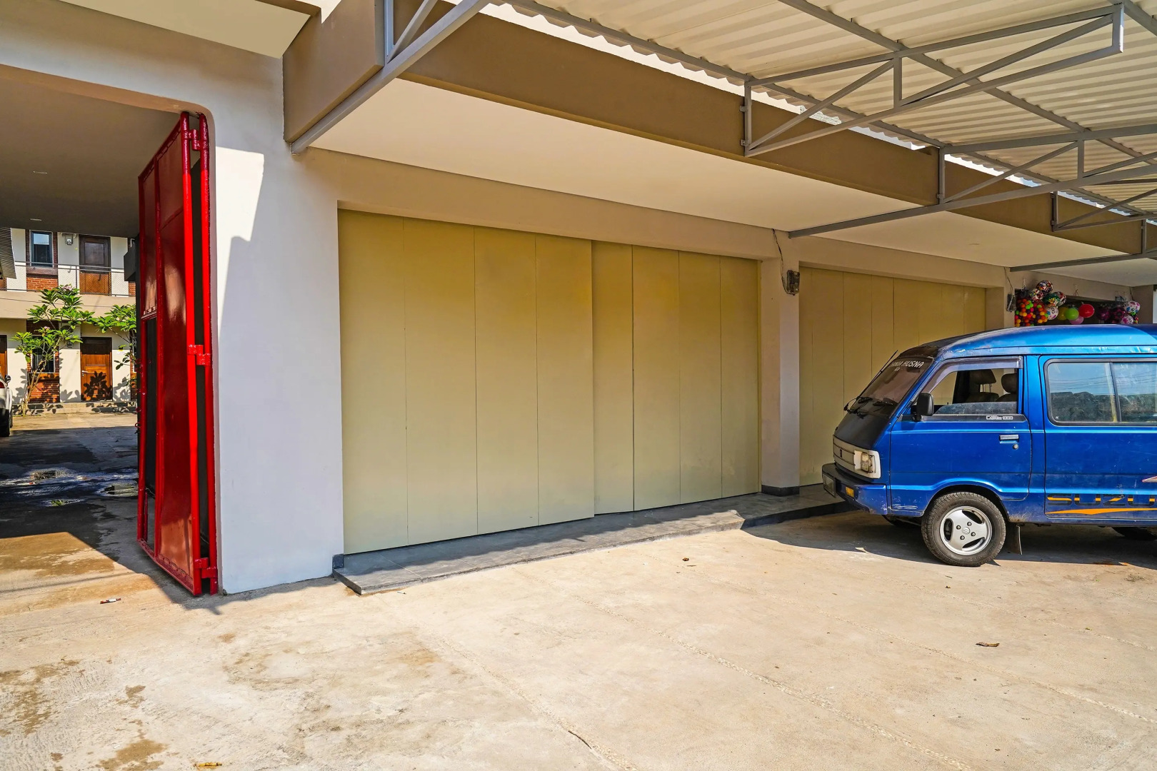 Capital O 1898 Louise Place