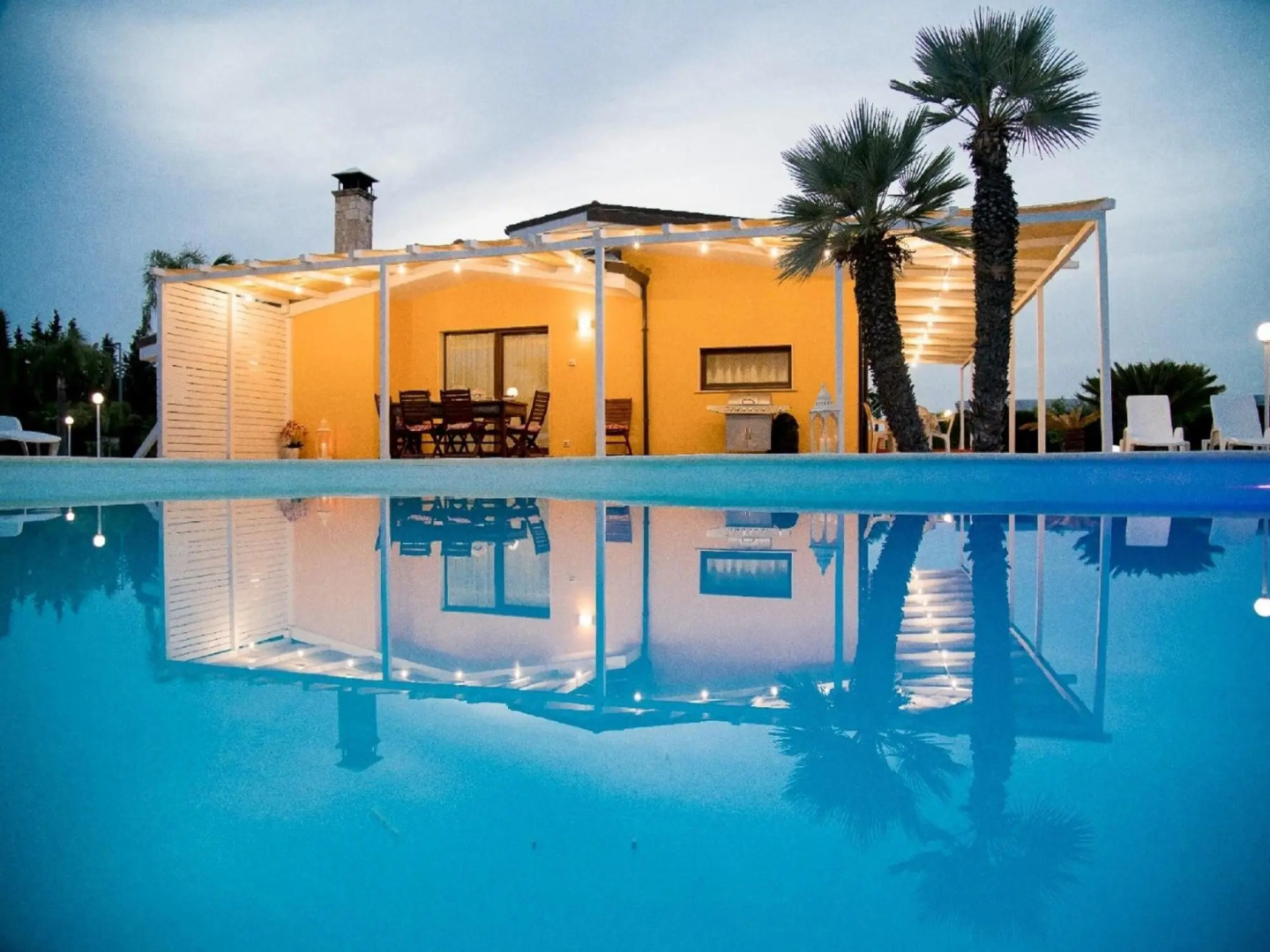 villa with private pool and air conditioning