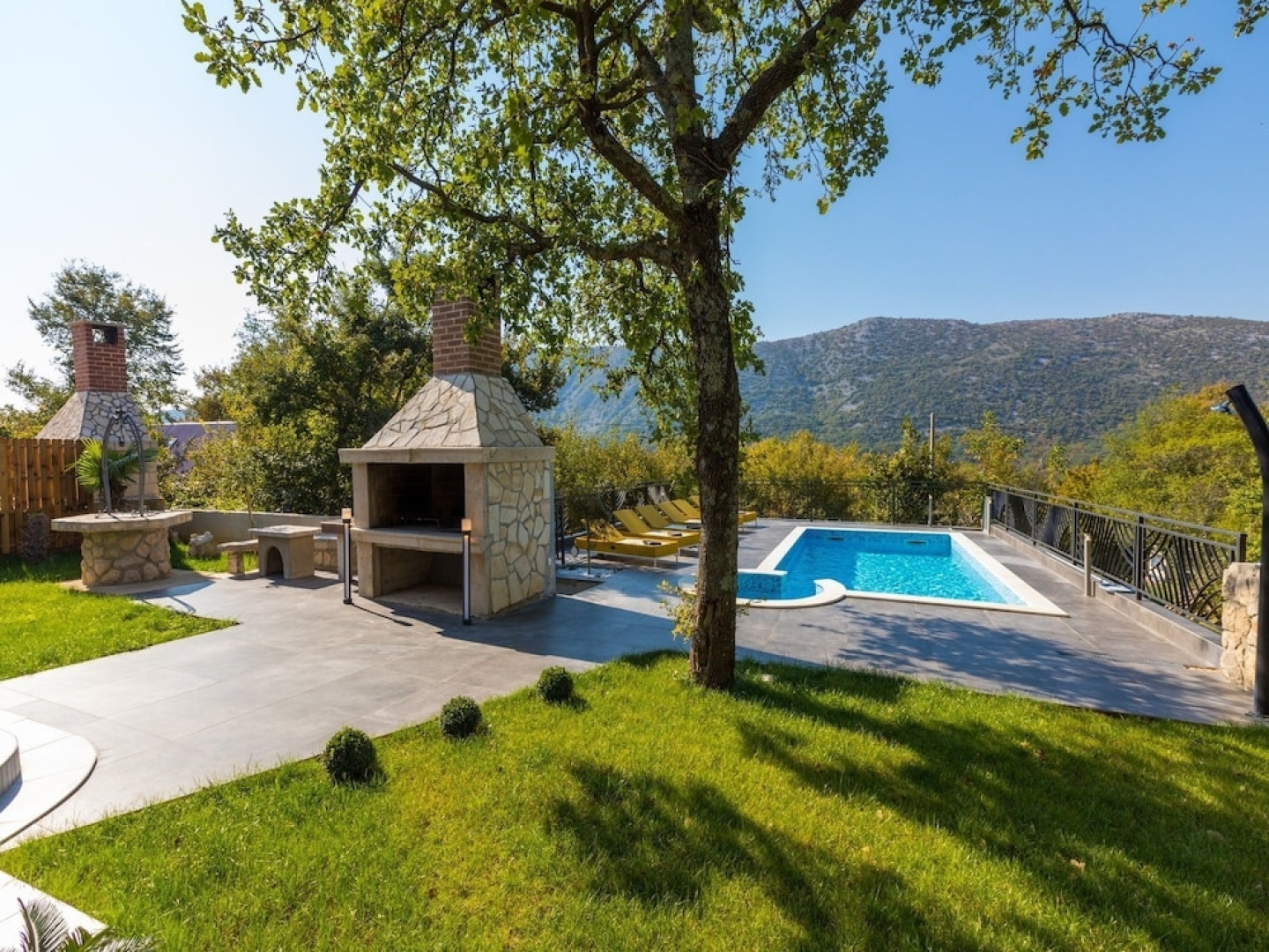 Modern Holiday Home With Private Pool and Mountain View