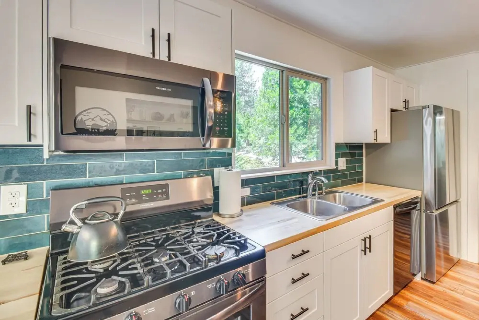 Cozy Retreat w/ Deck ~ 2 Mi to Pinecrest Lake!