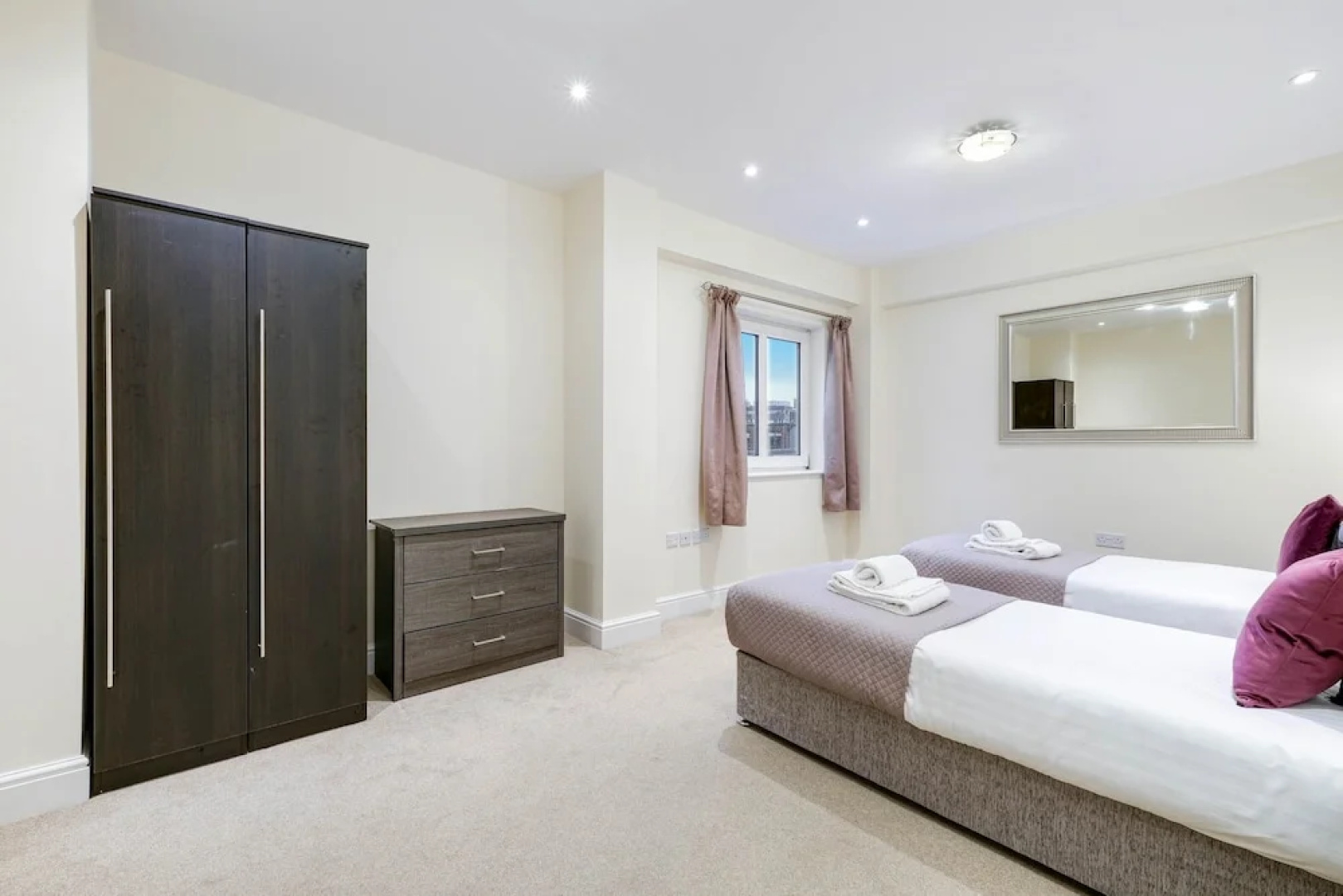 Luxury 3 Bedroom Apartment with Parking