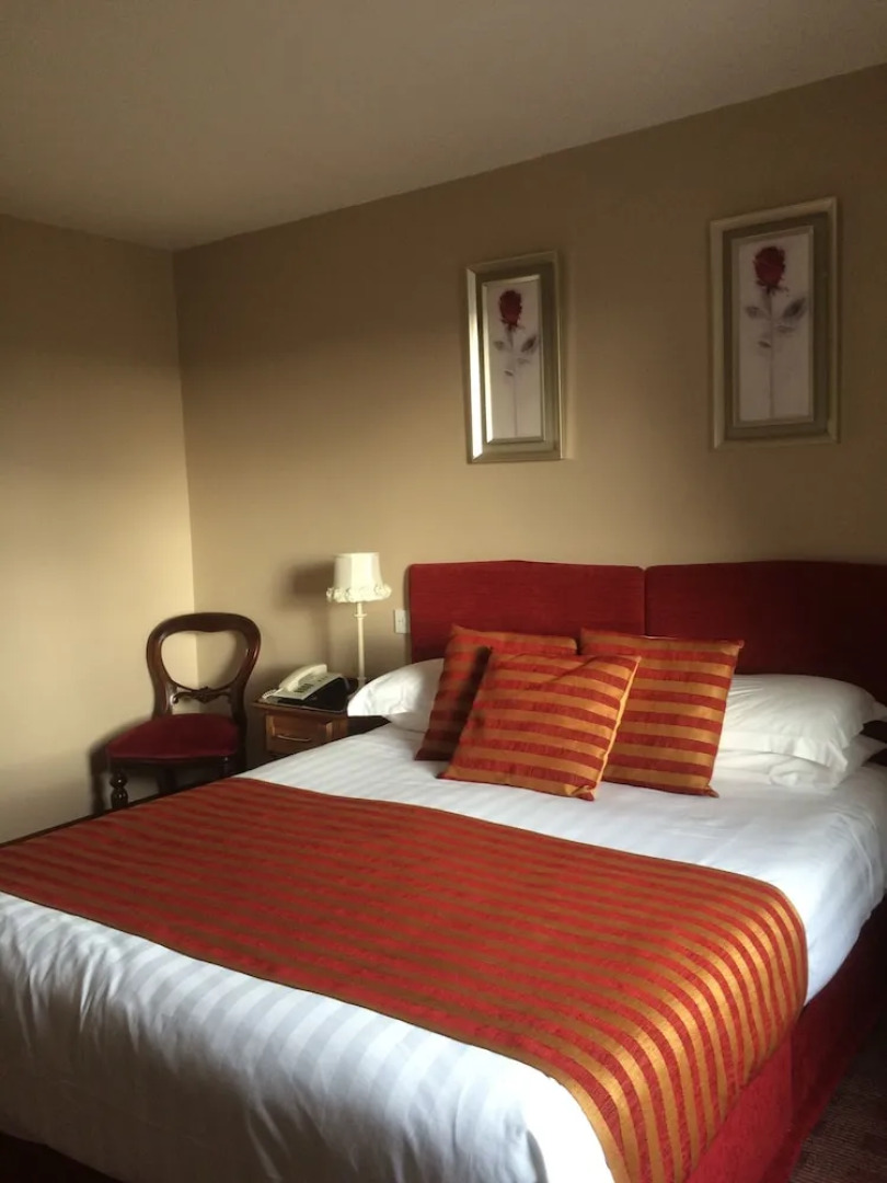 Carey's Viking House Hotel