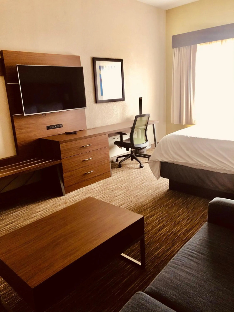 Holiday Inn Express & Suites Cedar Falls - Waterloo by IHG