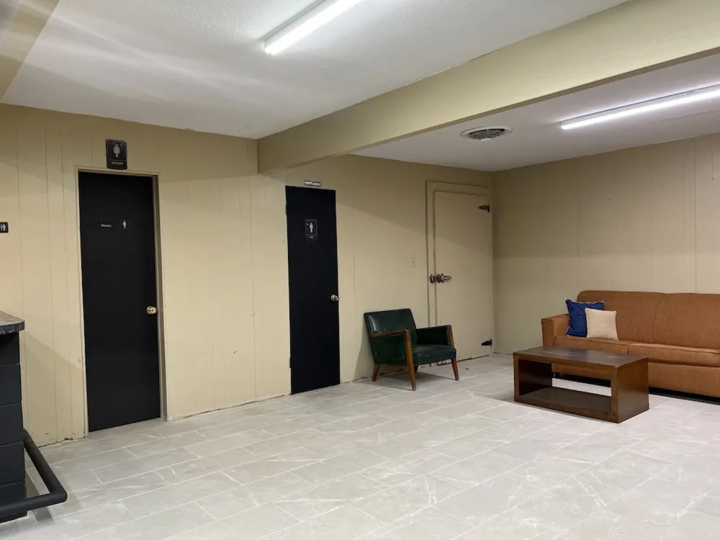 Driftwood Inn and Lodge by the lake