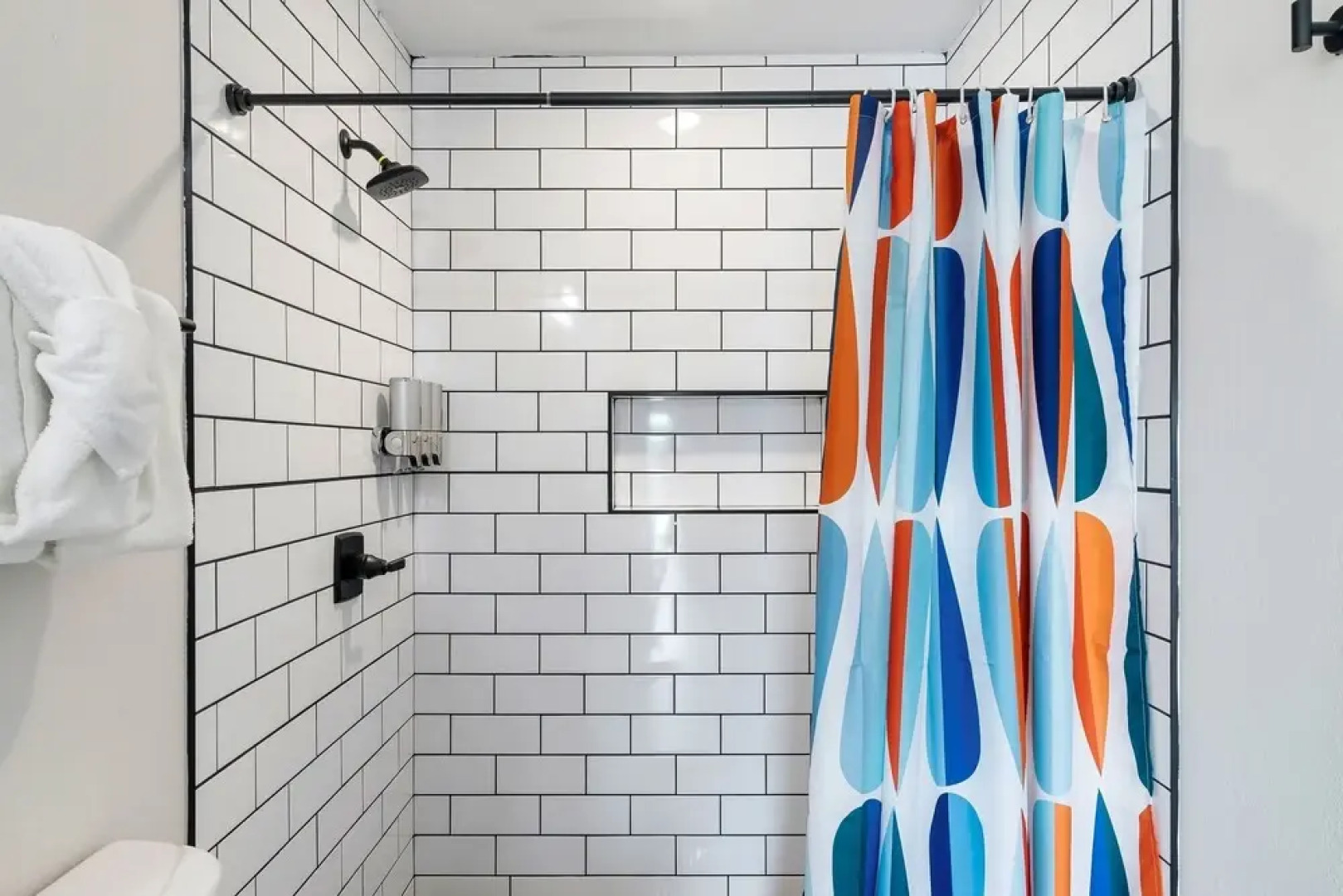 Luxury Lakehouse 4 Bedroom Home by Redawning