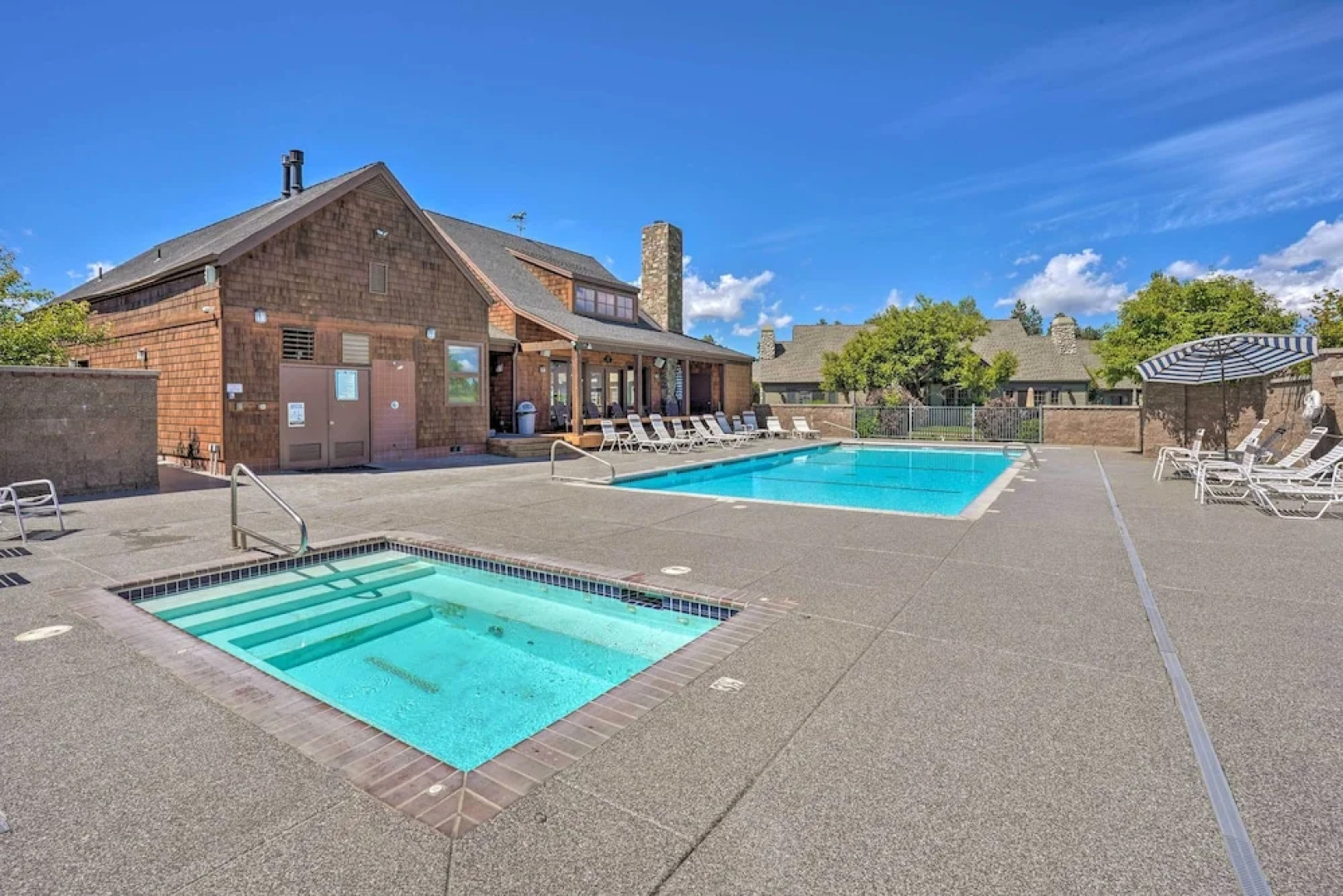 Sisters Getaway w/ Hot Tub ~ Half-mi to Dtwn!