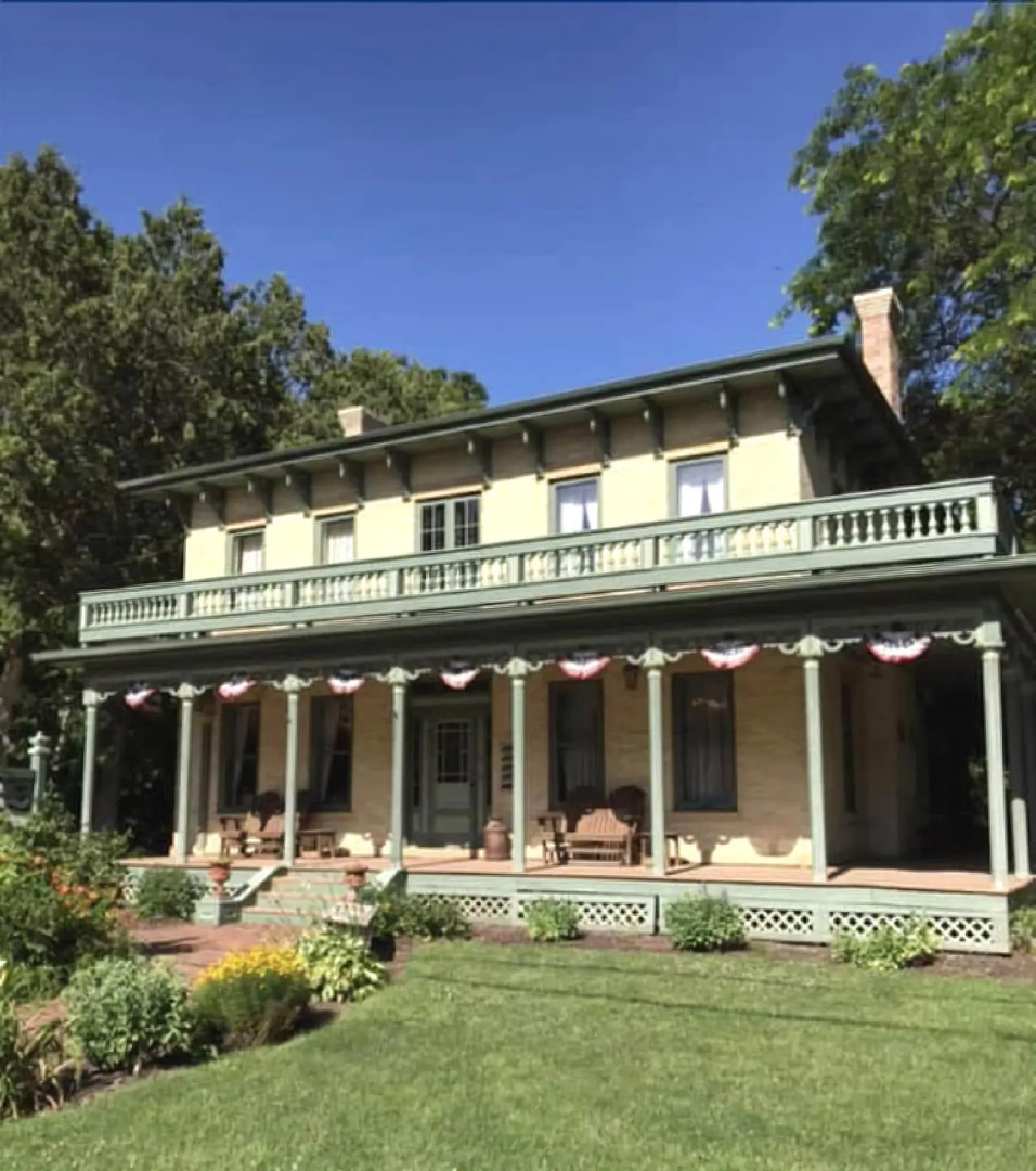 Iron Amethyst Inn   Boutique Hotel