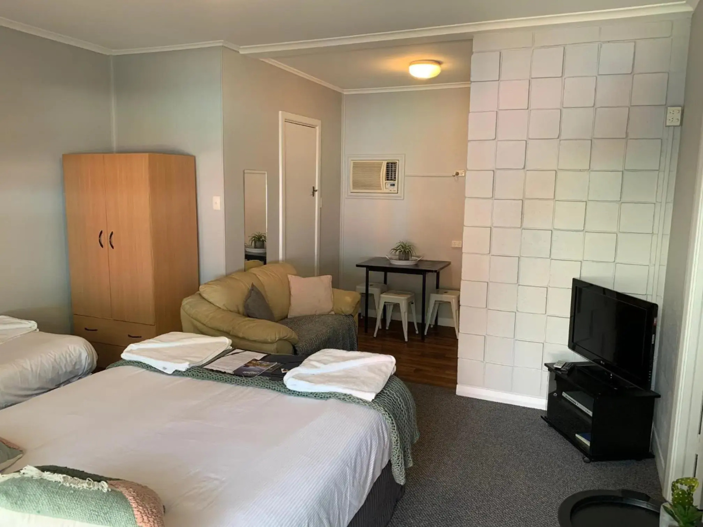Hello Adelaide Motel and Apartments