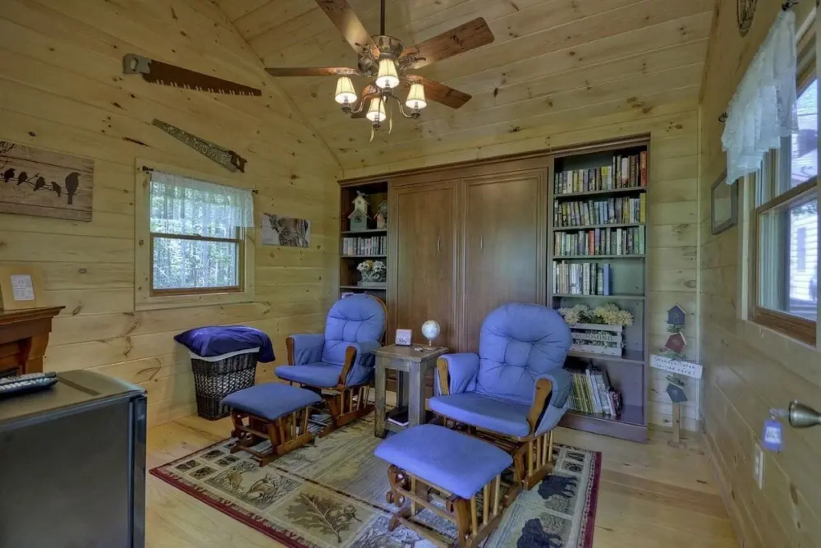 Snuggle Inn & Treehouse