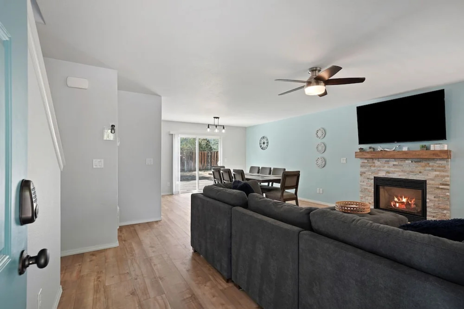 Redmond Rest 4 Bedroom Home by RedAwning