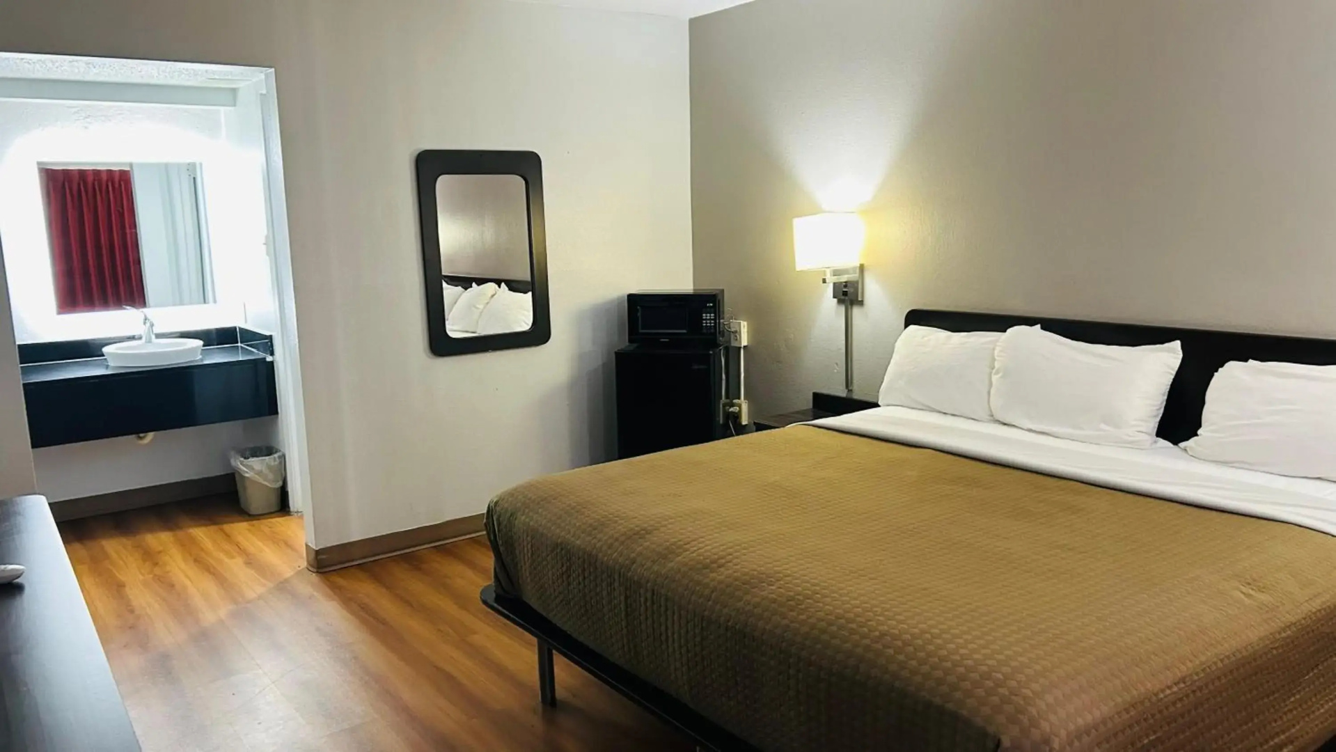 Super 7 Inn Tupelo