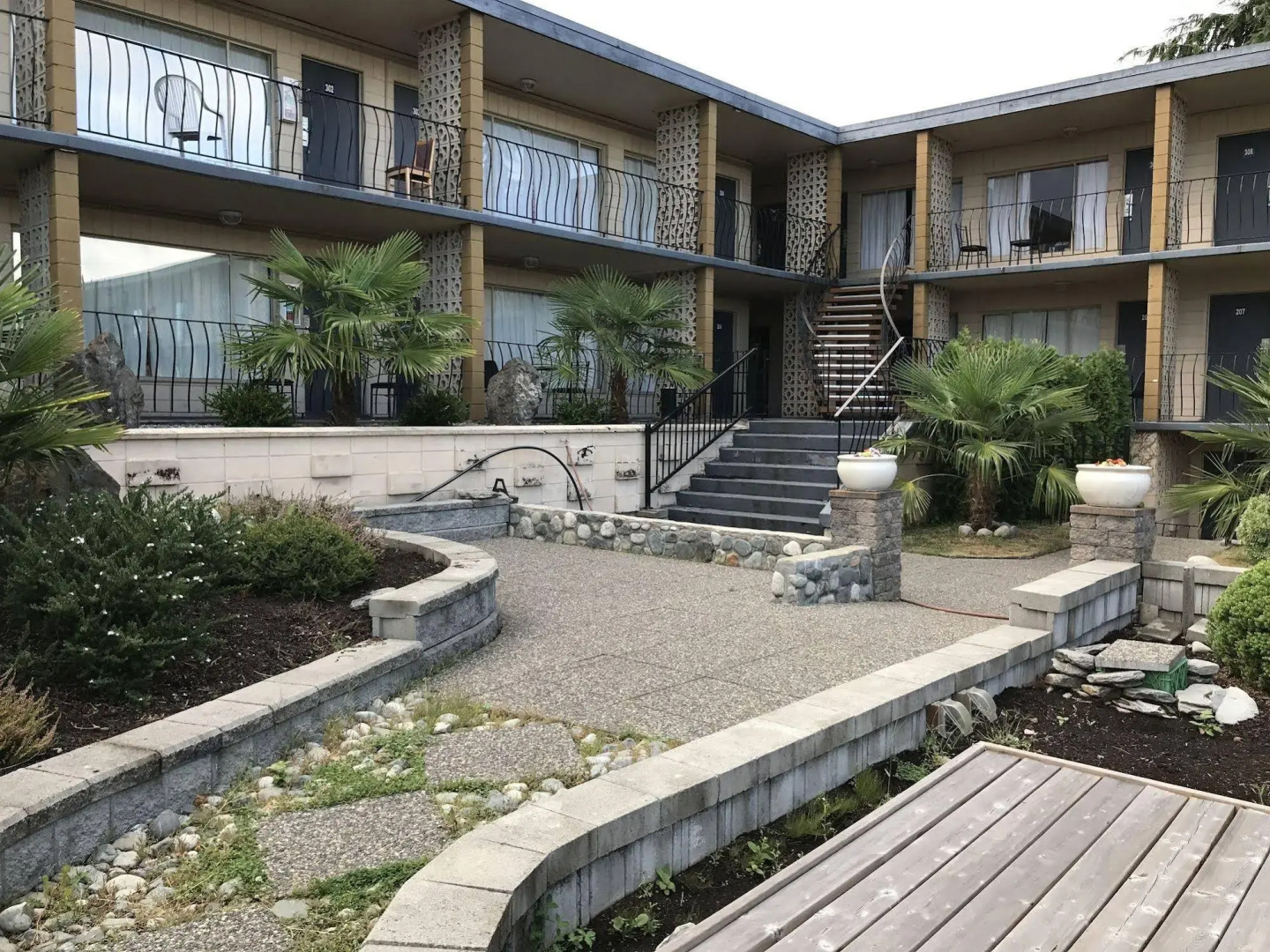 The Port-O-Call Inn & Suites