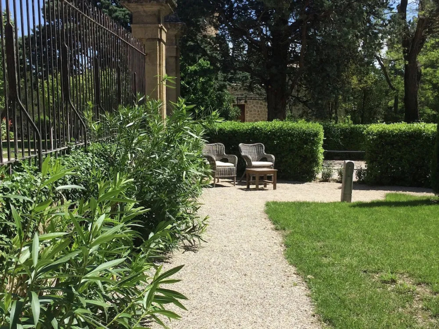 Spacious Castle in Jonquières With Swimming Pool