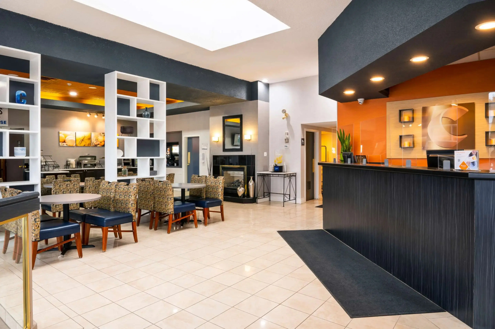 Comfort Hotel & Suites