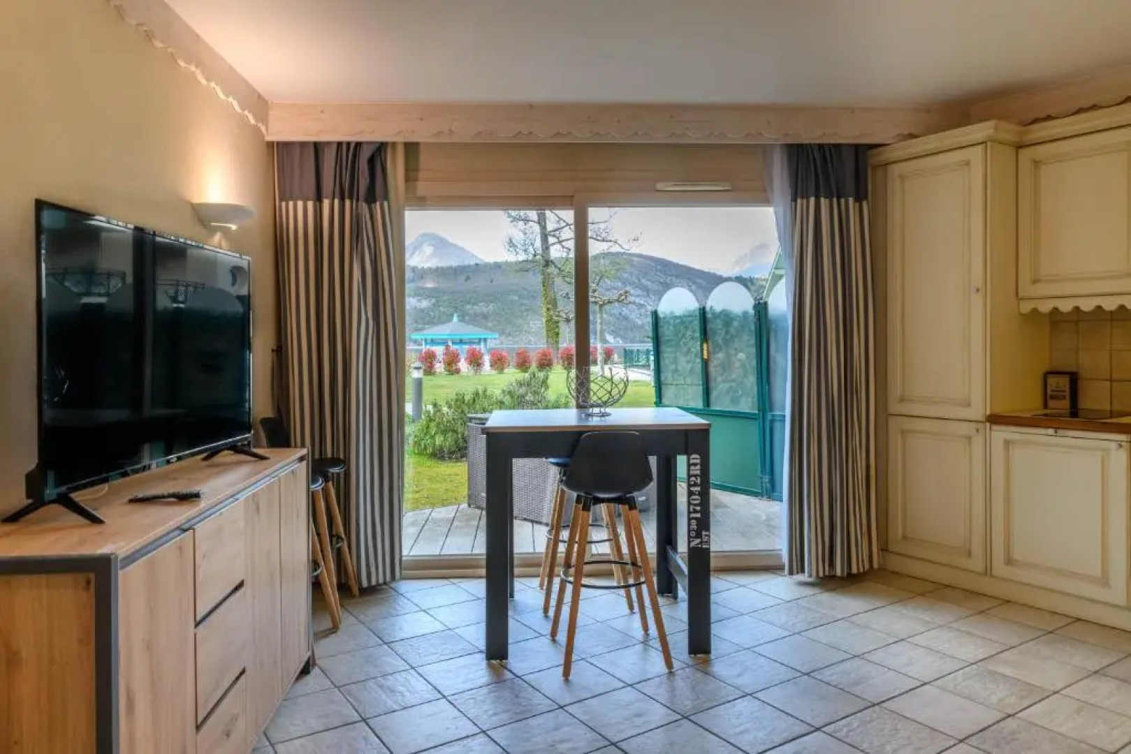 Rare : au bord du lac d’Annecy, cosy appartement en rez de jardin avec terrasse privative