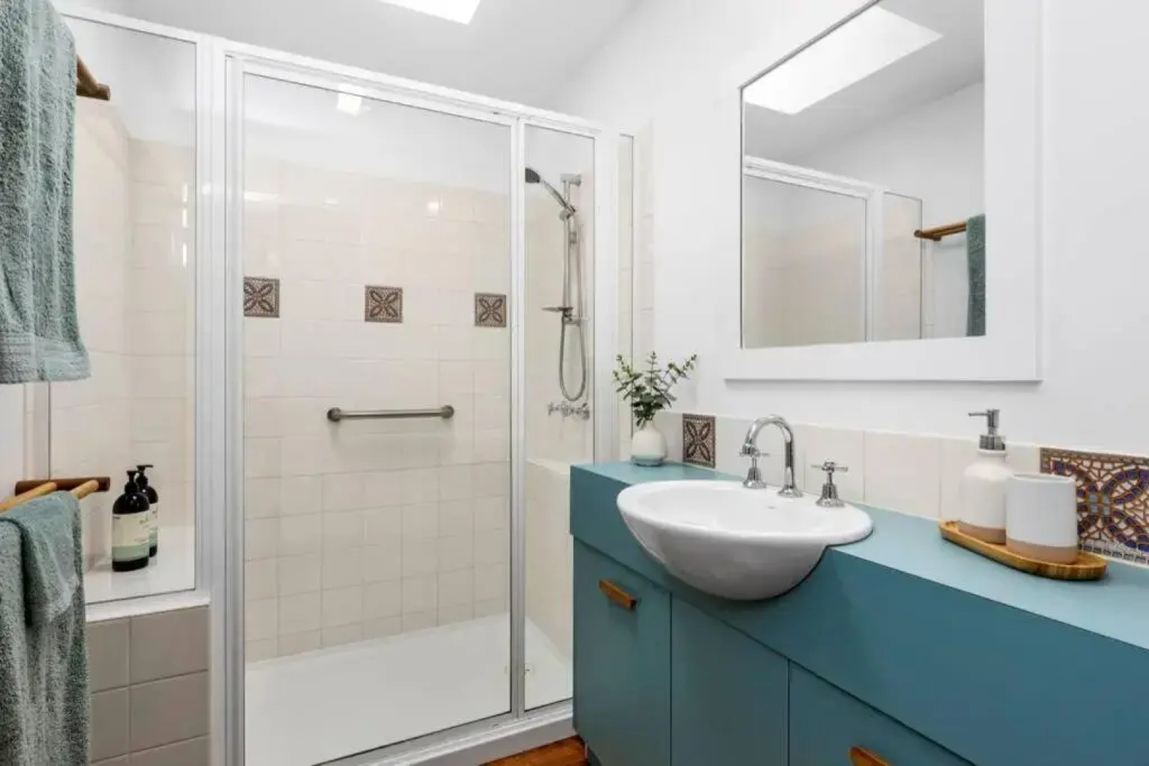 SALTWATER HOUSE - Opposite the beach and views over the lake!