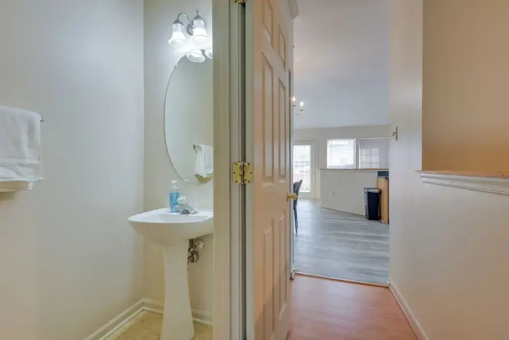 Owings Mills Townhouse: 8 Mi to Liberty Reservoir!