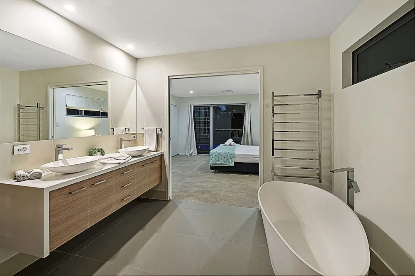 Just in Paradise Waterfront 5 Bedroom Deluxe House Central Broadbeach