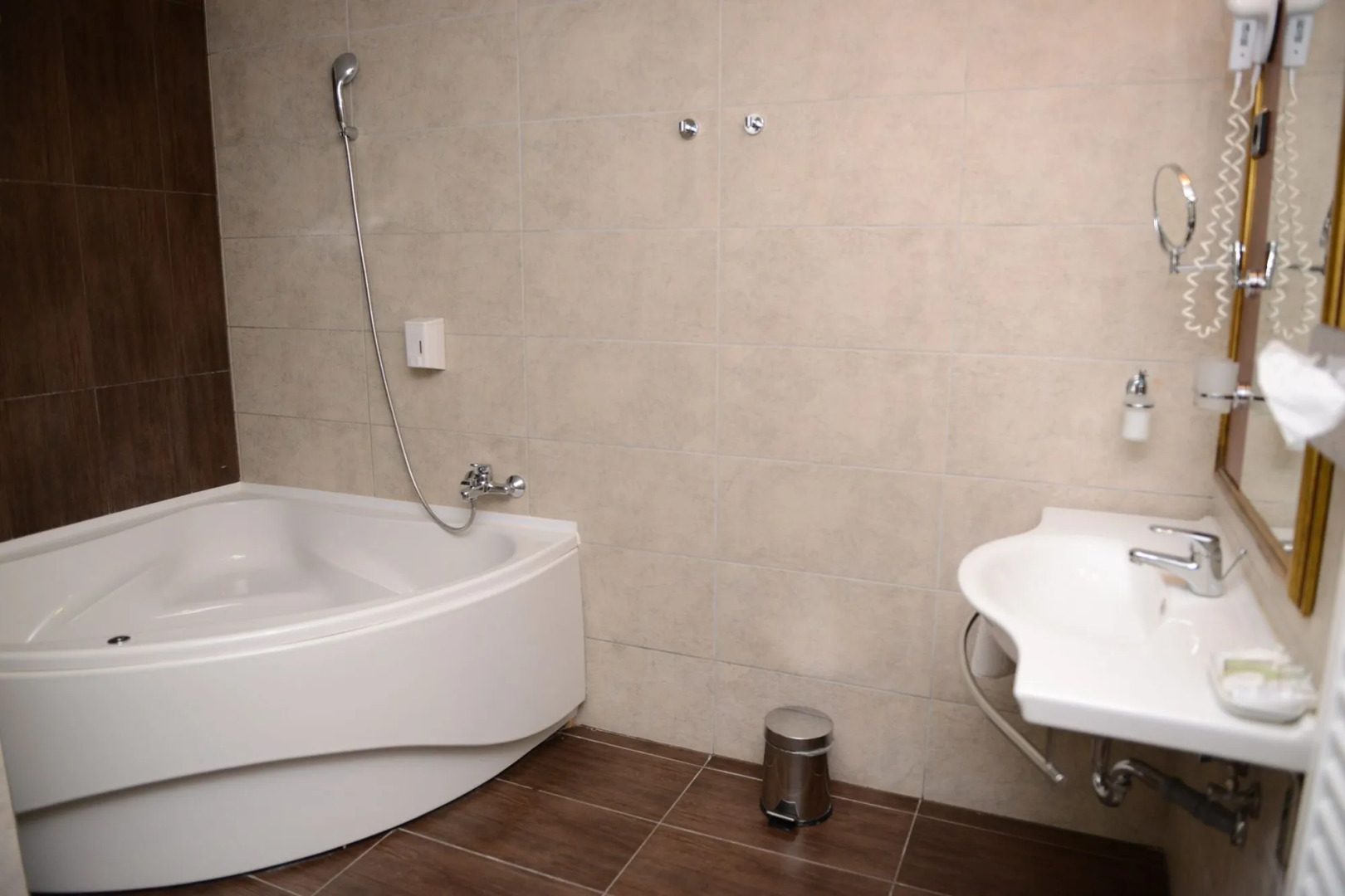 Hotel Golden Lake Resort