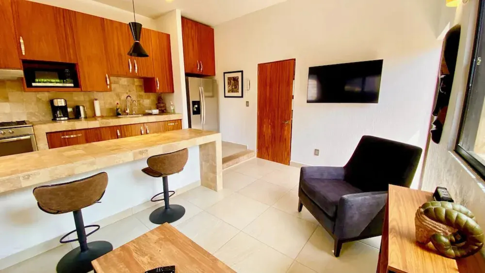 Modern 1 Bedroom Guesthouse - Free Bikes - Huge Patio - Gym - Pickleball Court