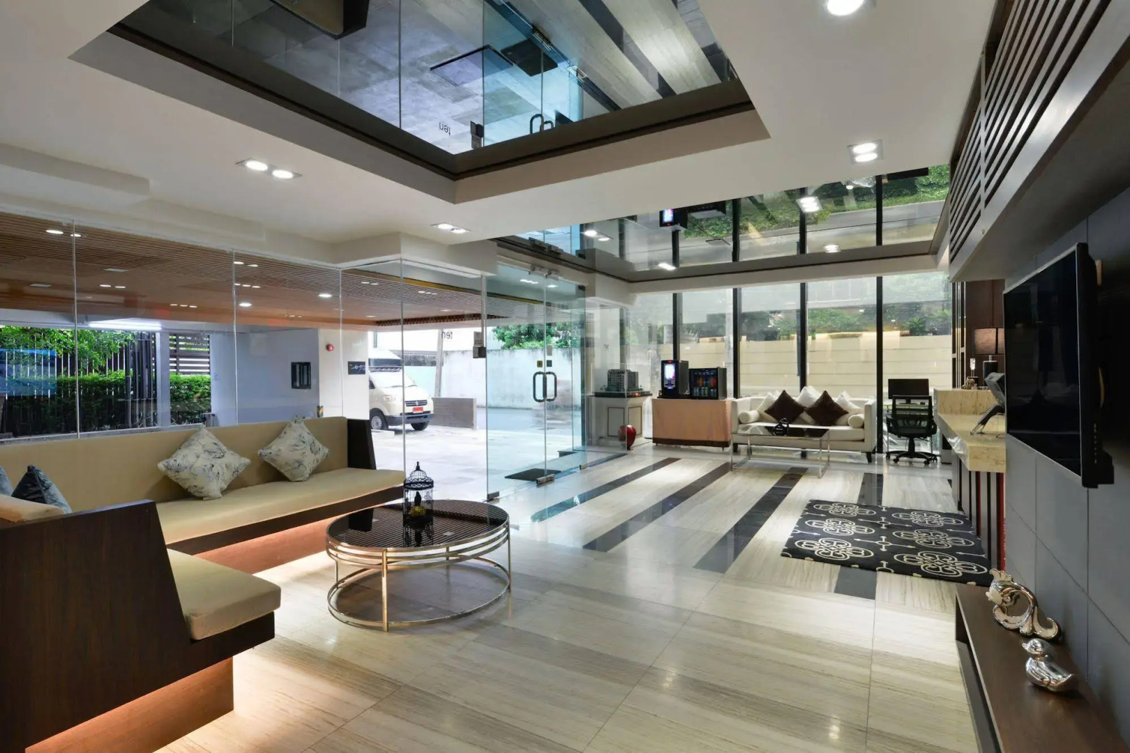 Отель Ramada by Wyndham Bangkok Ten Ekamai Residences