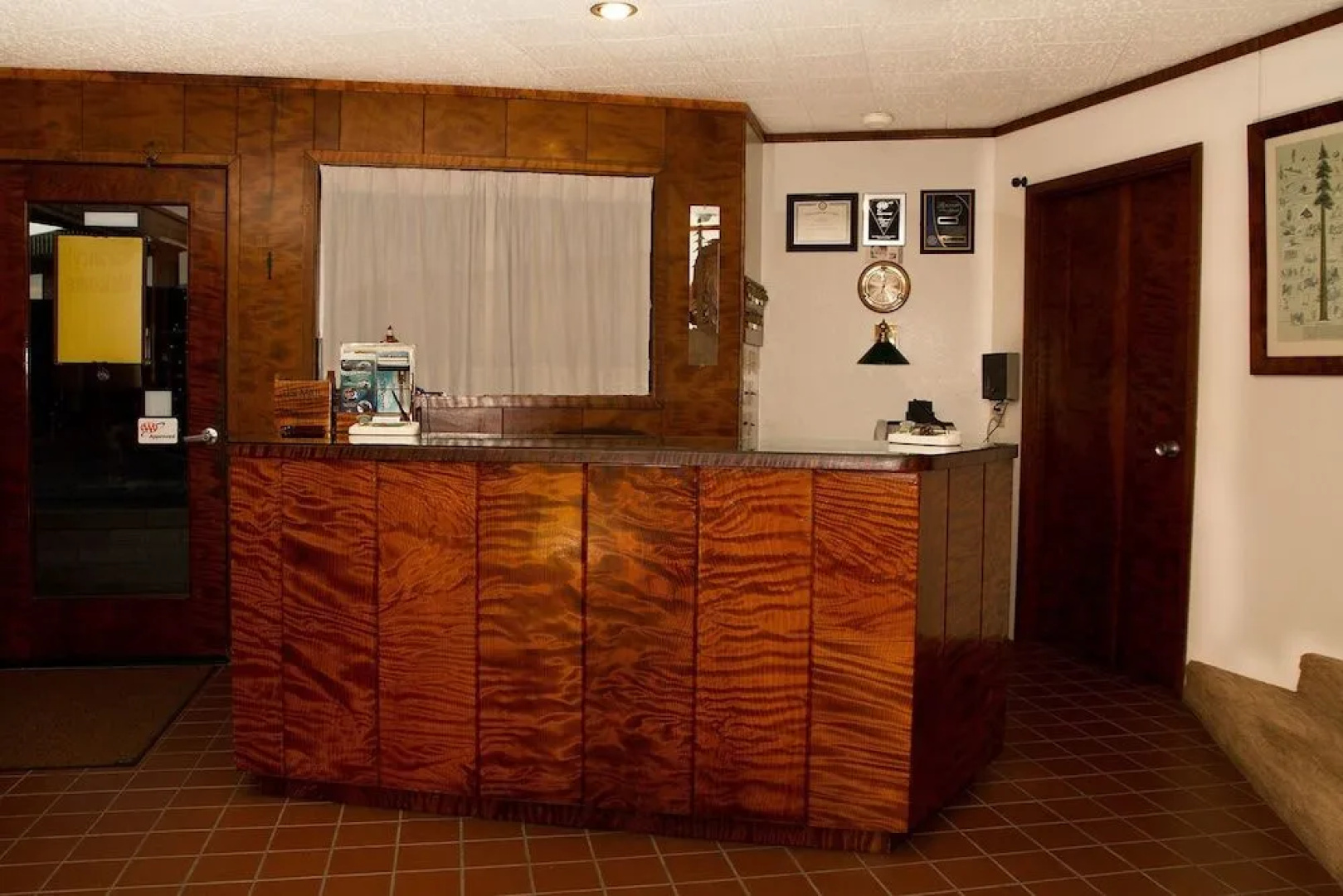 Curly Redwood Lodge