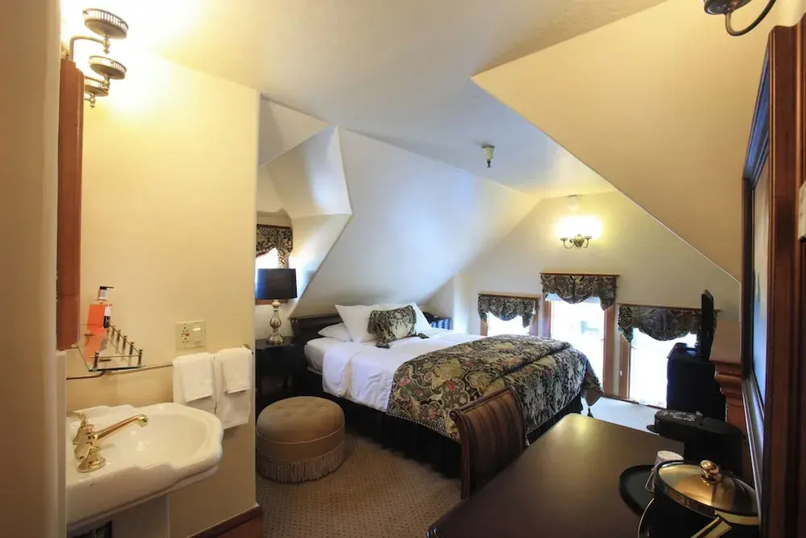 The Charles Pacific Grove - Artfully Designed Inclusive Inn