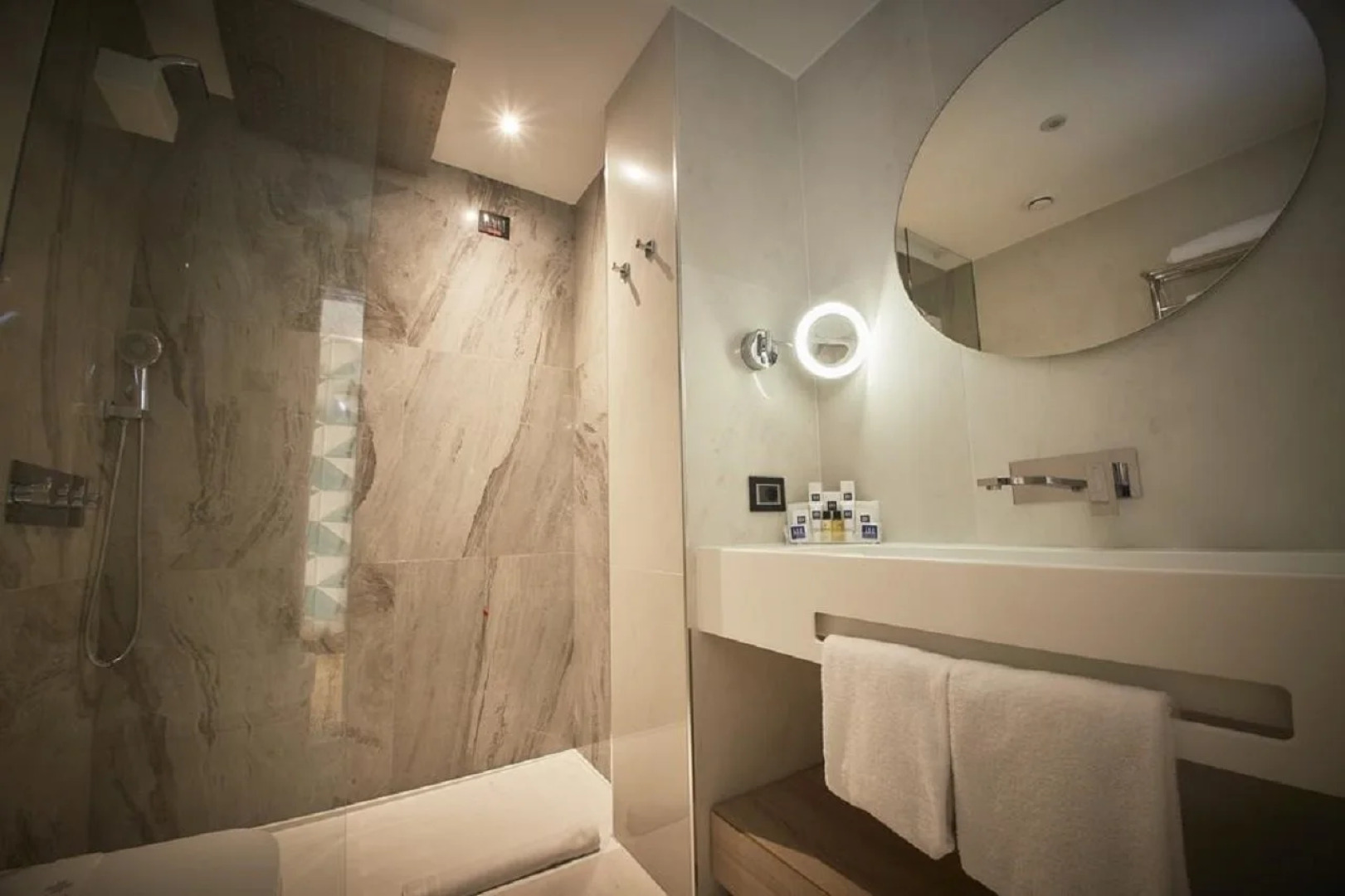 Отель IH Milano Ambasciatori