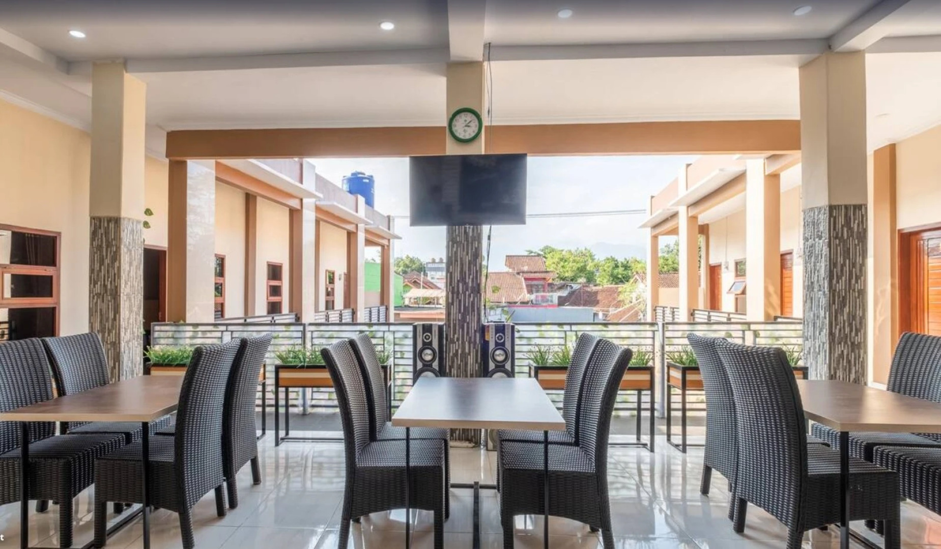 OYO 876 D' Exclusive