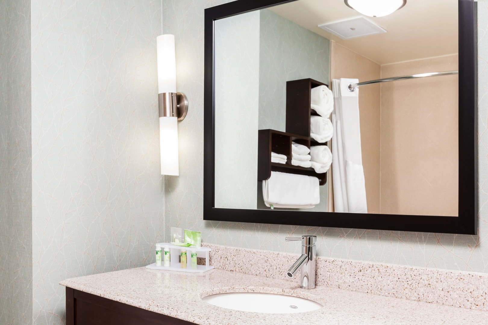 Holiday Inn Express & Suites Eureka by IHG