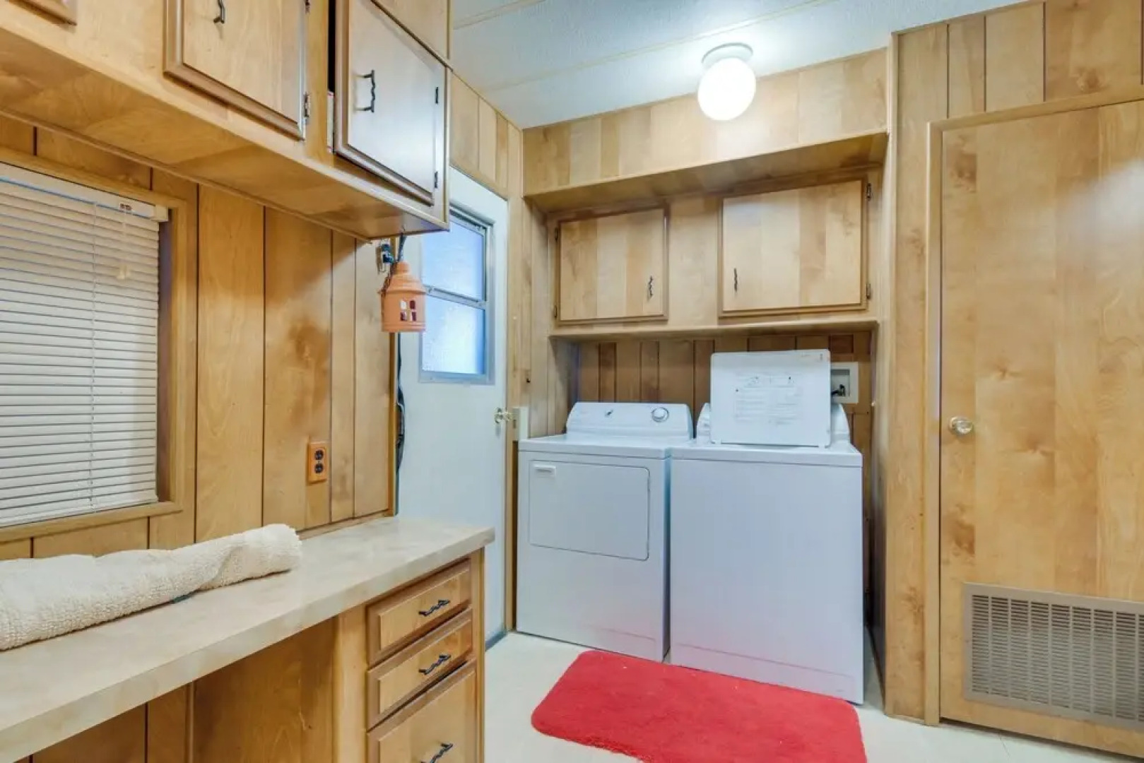 2 Mi to Lake Havasu: Pet-friendly Home w/ Grill!