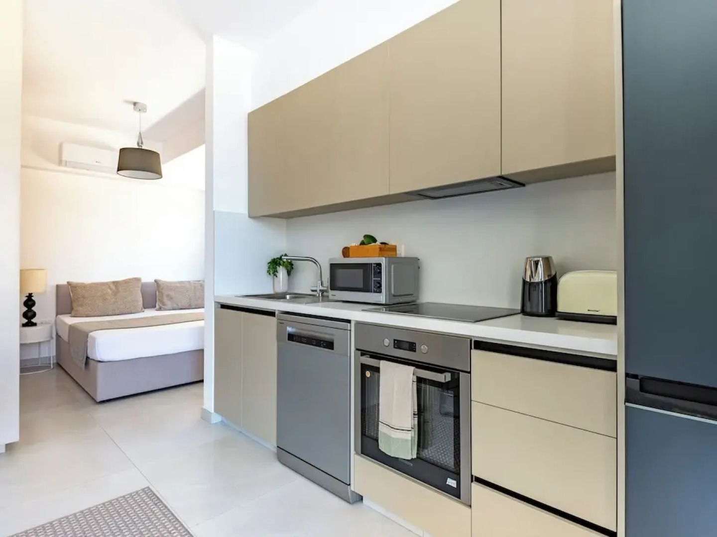 Sanders Only - Enchanting Studio With Balcony