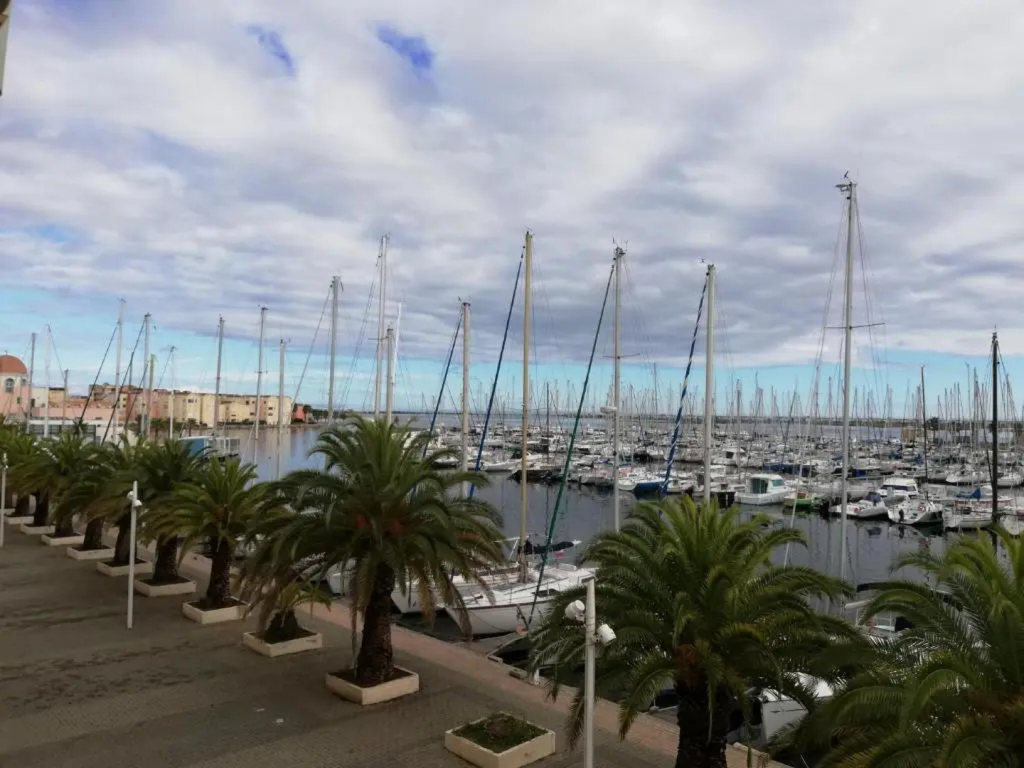 T2 sur le port avec parking