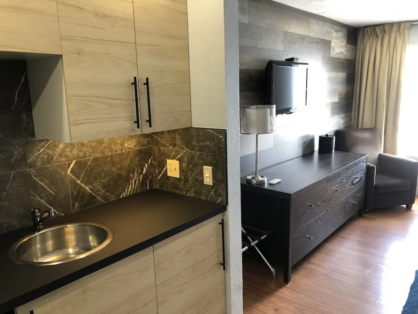 Auberge Shores Inn & Hotel