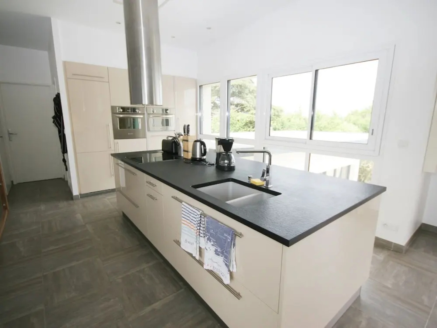 Beautiful Modern Villa With Pool, Jacuzzi and a Luxury Kitchen Island